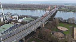 Befahrene Autobahnbrücke über den Rhein aus der Vogelperspektive