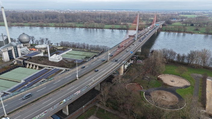 Befahrene Autobahnbrücke über den Rhein aus der Vogelperspektive