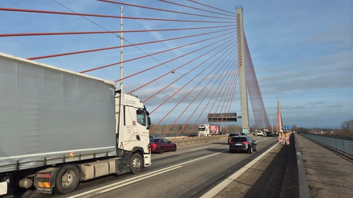 Ein Lkw auf der Autobahnbrücke