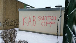 Trafohaus mit Graffitti in roter Aufschrift "KAB Switch off" beschmiert