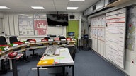 Ein Meetingraum mit Plänen an den Wänden