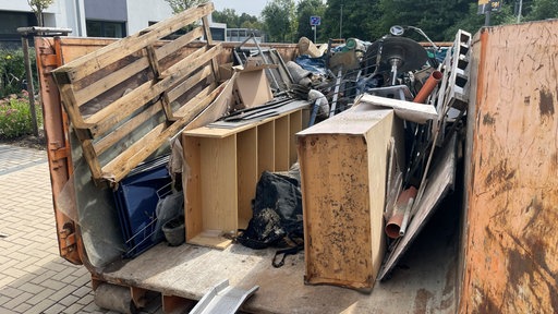 Ein Container mit Sperrmüll nach dem Starkregen 