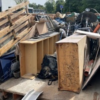 Ein Container mit Sperrmüll nach dem Starkregen 