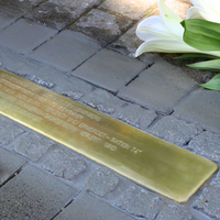 Stolperschwelle verlegt zwischen Pflastersteinen