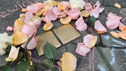 Stolpersteine umrahmt mit Blumen