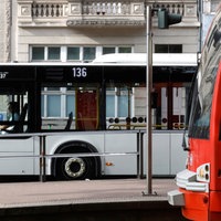 Ein Bus und eine Straßenbahn der Kölner Verkehrsbetriebe (KVB) stehen an der Haltestelle Neumarkt