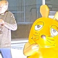 Mann mit braunen Pulli und blauer Hose neben Figur der WDR-Maus.