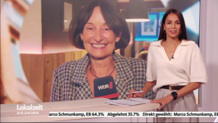 Auf dem Bild sieht man die WDR Reportein Claudia Becker während einer Liveschalte am Wahlabend aus dem Kreishaus in Düren
