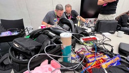 Hacker mit Ausrüstung und Energieriegeln