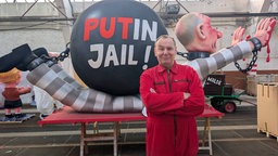 Jacques Tilly vor Anti-Putin Karnevalswagen