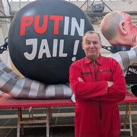 Jacques Tilly vor Anti-Putin Karnevalswagen
