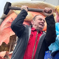 Der Düsseldorfer Wagenbauer Jacques Tilly schlägt mit einem Hammer auf ein konstruiertes Gesicht seiner Karnevalswagen ein.