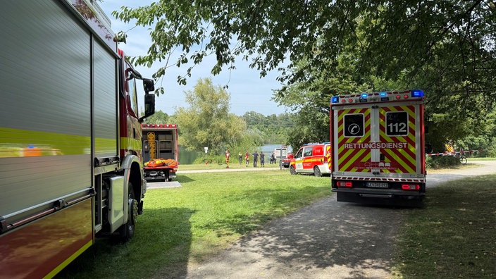 Kleiner Silbersee in Leverkusen-Küppersteg mit Einsatzkräften am Ufer