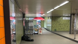 Obdachloser schläft in einer Unterführung am Reichensberger Platz in Köln