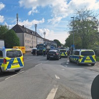 Polizeiautos sperren eine Straße ab