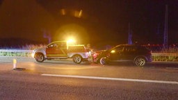 Abschleppwagen neben dem beschädigten Auto