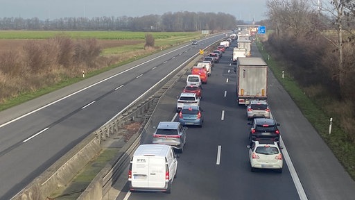 Autos stauen sich auf einer Autobahn zurück