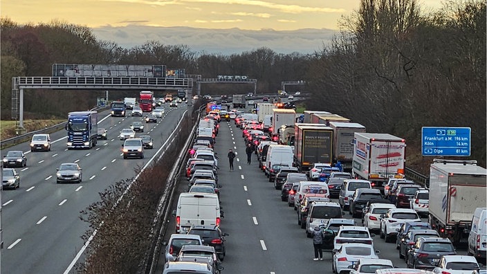 Ein Stau auf der A3 in Fahrtrichtung Köln. 