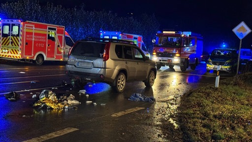 Ein verunfallter SUV. Im Hintergrund sind Einsatzkräfte.