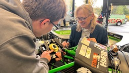 Uni Rektorin Birgitta Wolff schaut sich an der Uni ein Bauteil an