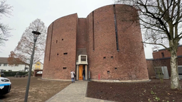 Kirchengebäude aus Backstein in Außenansicht