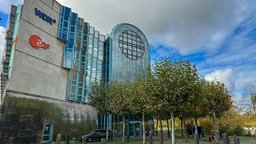 Das Gebäude des Landesstudios vom WDR und ZDF in Düsseldorf von außen