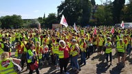 Circa 1200 Mitarbeiter der Real-Gruppe haben sich versammelt und streiken. Diese Gruppe ist zu sehen. Sie tragen Warnwesten der Gewerkschaft Verdi.
