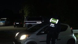 Polizist kontrolliert in der Nacht ein Auto