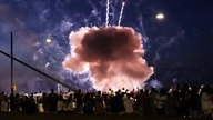  Ein Feuerwerkskörper explodiert in zu niedriger Höhe über Zuschauen beim Abschlussfeuerwerk der Rheinkirmes.