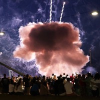  Ein Feuerwerkskörper explodiert in zu niedriger Höhe über Zuschauen beim Abschlussfeuerwerk der Rheinkirmes.