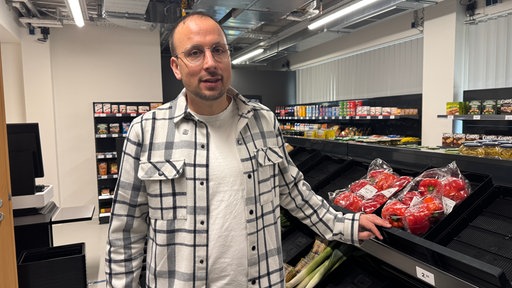 Domonik Lemken in dem Supermarkt an der Uni Bonn