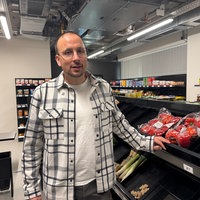 Domonik Lemken in dem Supermarkt an der Uni Bonn