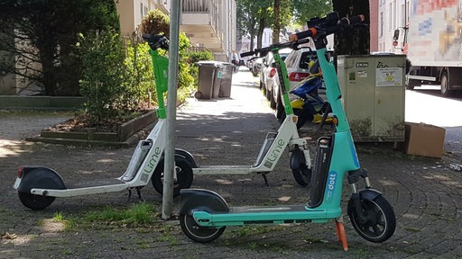 E-Scooter blockieren den Bürgersteig.
