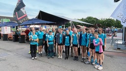 Eine Gruppe blau gekleideter Jugendlicher 