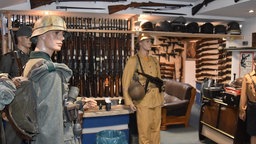 Arsenal mutmaßlicher Kriegswaffen