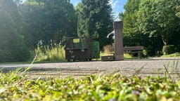 Wasserstelle und freie Grabfelder auf dem Waldfriedhof in Monheim