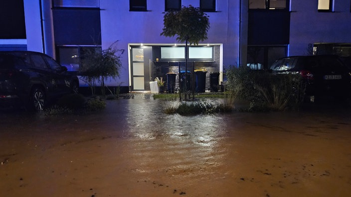 Der Eingang eines Hauses steht unter Wasser