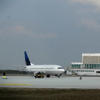 Ein Flugzeug auf dem Rollfeld des Weezer Flughafens