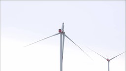 Ein Windrad im Windpark Bedburg dessen Flügel abgeknickt ist.
