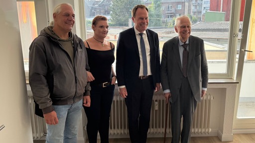v.l. Oliver Ongaro, Mieterin Steffi, OB Stephan Keller und Unternehmer Albrecht Woeste bei der Wohnungsübergabe in Düsseldorf