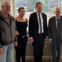 v.l. Oliver Ongaro, Mieterin Steffi, OB Stephan Keller und Unternehmer Albrecht Woeste bei der Wohnungsübergabe in Düsseldorf