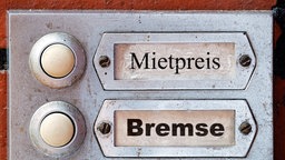 Klingelschilder mit den Namen "Mietpreis" und "Bremse"