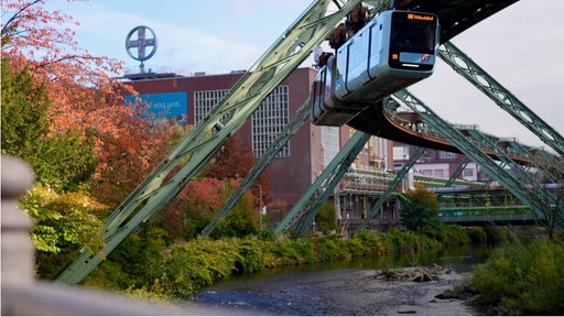 Blick auf das Bayer-Werk mit Schwebebahn im Vordergrund