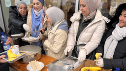 Mehrere Frauen verteilen Essen