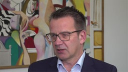 Mann wird interviewed