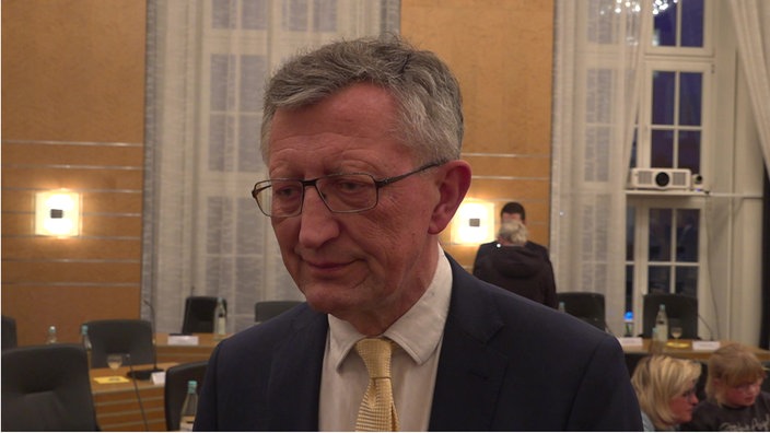 Mann wird interviewed