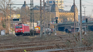 Güterzug auf Schienen. Mehrgleisige Strecke. Im Hintergrund: Stadthalle Wuppertal.