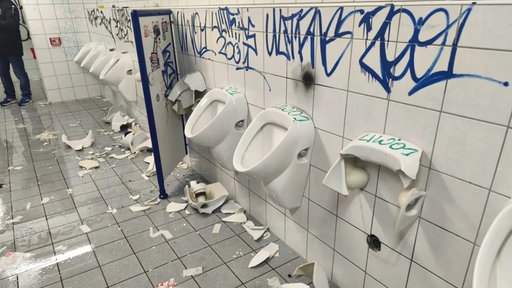 Demolierte Toilette im Siegener Stadion