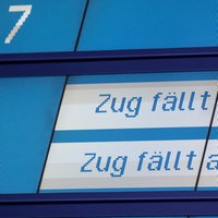 Tafel mit der Aufschrift "Zug fällt aus"