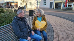 Eine Frau und ein Mann auf einer Bank